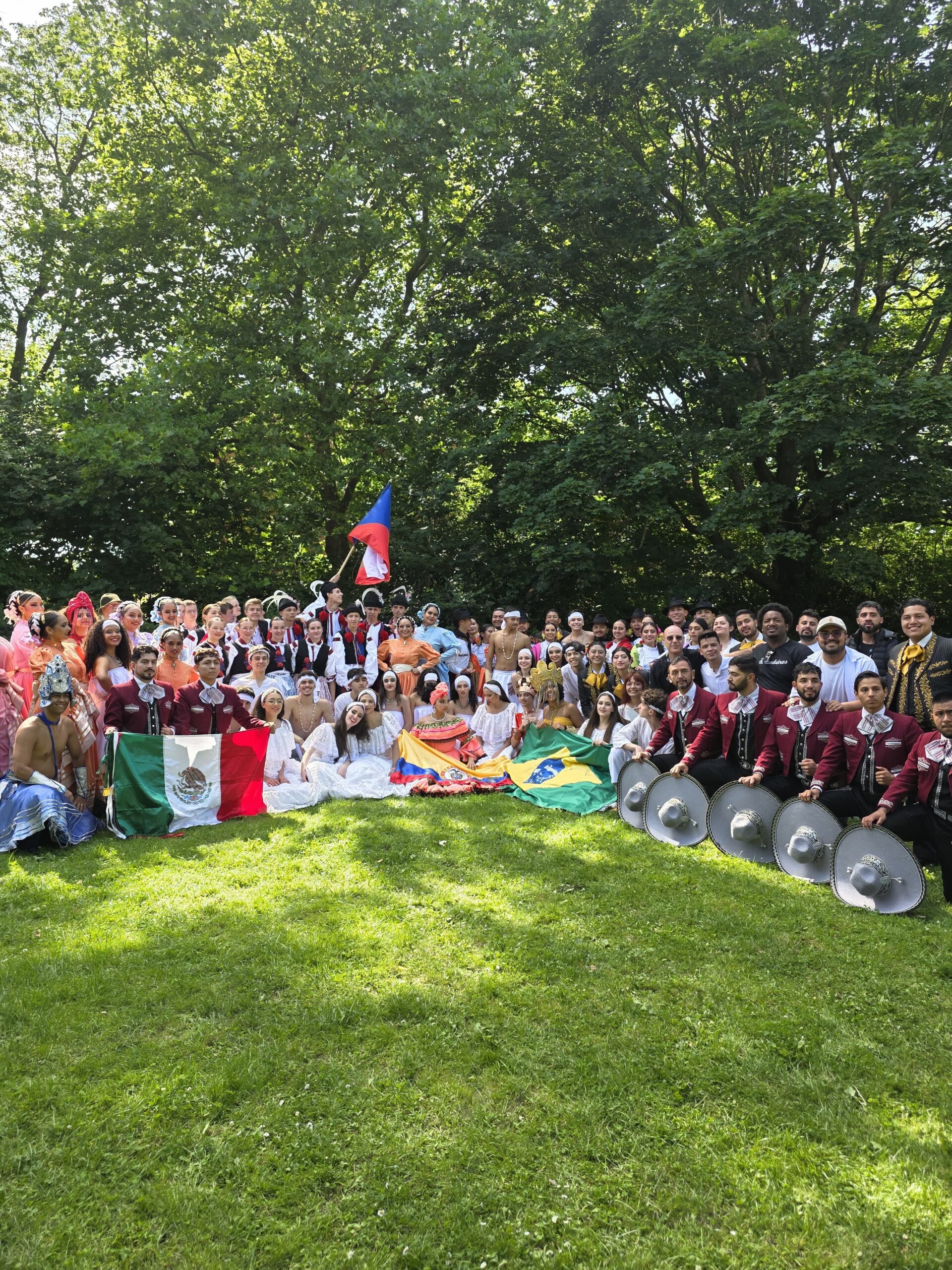 Sarandeiros encantam o público na Holanda com a força e a beleza da cultura brasileira Sarandeiros encantam o público na Holanda com a força e a beleza da cultura brasileira